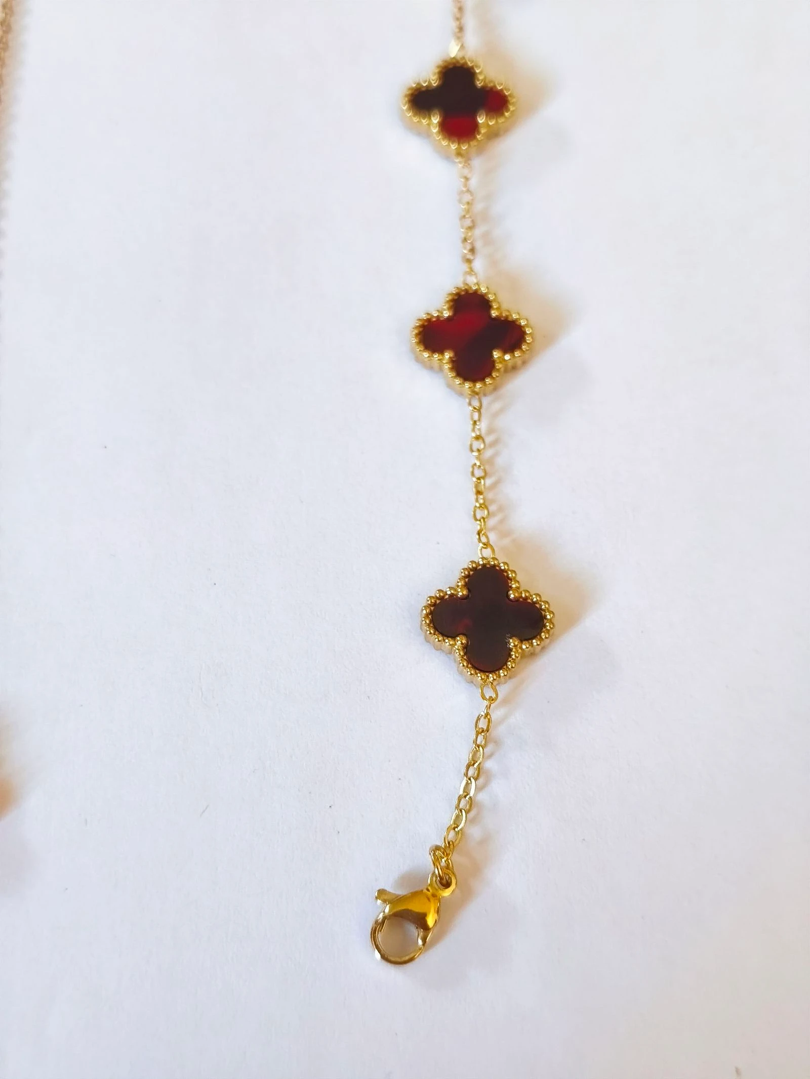 Conjunto de gargantilha, pulseira e brincos de trevo com corrente de aço dourada – photo 10